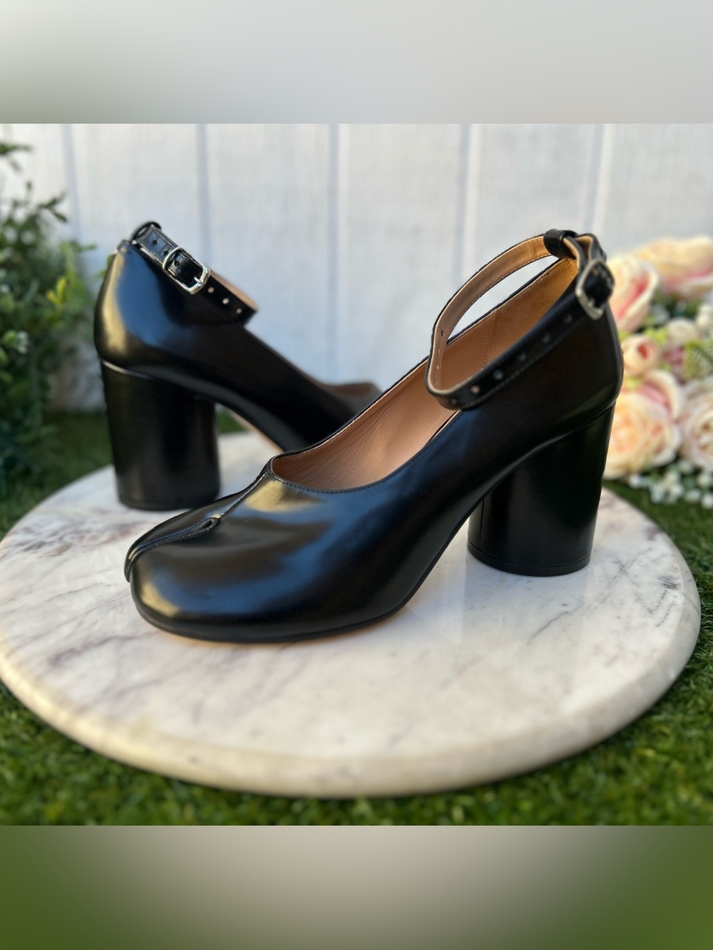 MAISON MARGIELA TABI PUMPS IN BLACK
$1,190 women 38.5 US 8.5 gently used - Picture 12 of 17